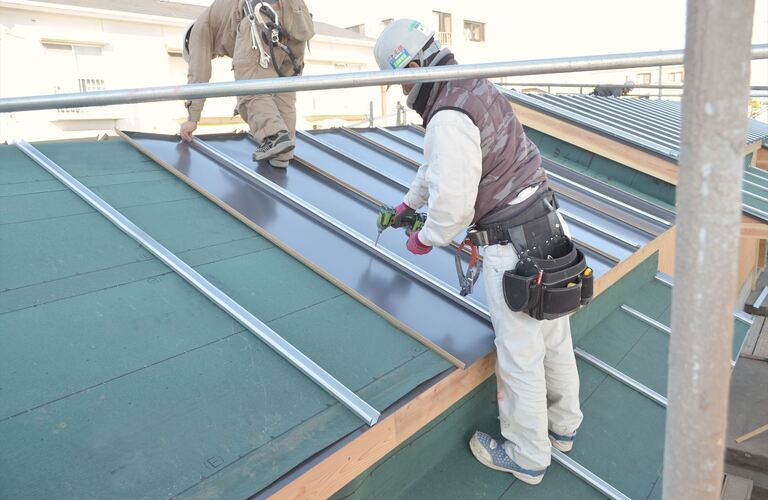 耐用年数を超えている場合屋根の葺き替えが基本です | 砺波市の屋根工事なら丁寧で迅速な対応の高畑板金工業